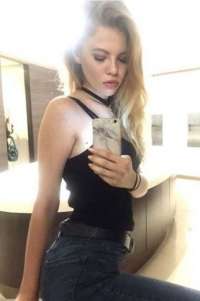 Grup Escort: Çekici ve Atletik Kız