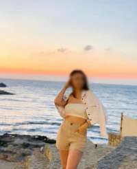 Yabancı Escort'un Güzelliği Ve Karizması; Kendine Güvenen Ve Seksi Çekiciliği İle Göz Kamaştıran Bayan Escort